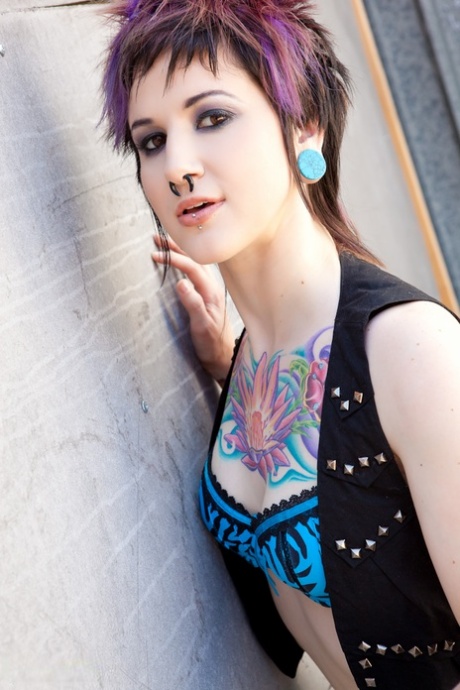 Severin Graves masturbates eagerly as punk stripper on public walkway - 5