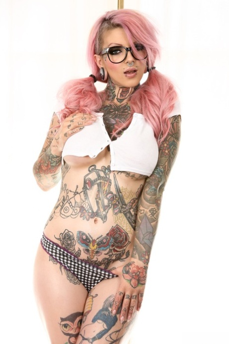 Sydnee Vicious revelando tetas perforadas y coño suave con gafas de puta - 2