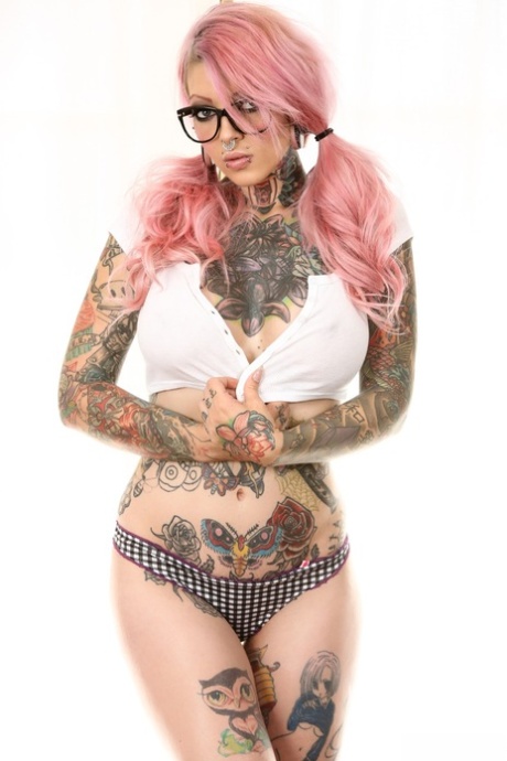 Sydnee Vicious revelando tetas perforadas y coño suave con gafas de puta - 4