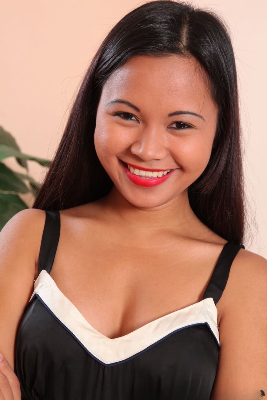 Jolie Asiatique Jasmin révélant lentement ses petits seins fermes en se déshabillant de sa robe noire serrée - 2