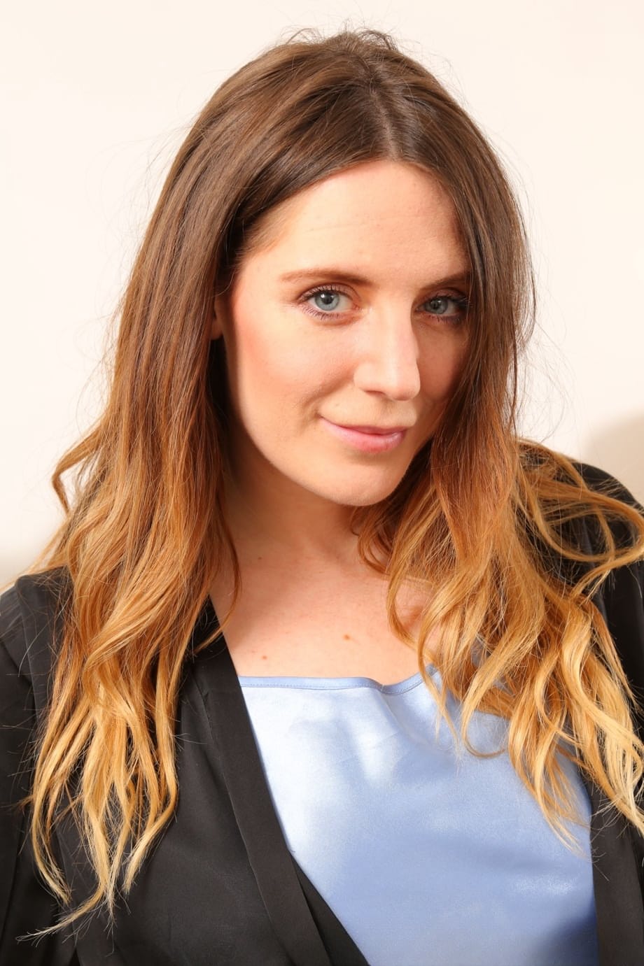 Samantha Bentley se déshabille complètement, dévoilant ses courbes tout en ondulant dans de superbes bas sexy transparents - 1