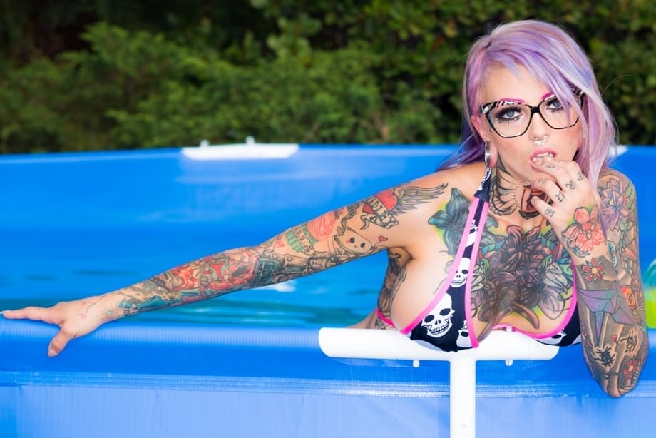La plantureuse Sydnee Vicious enlève son bikini à crânes et étale ses fesses rebondies au soleil - 7