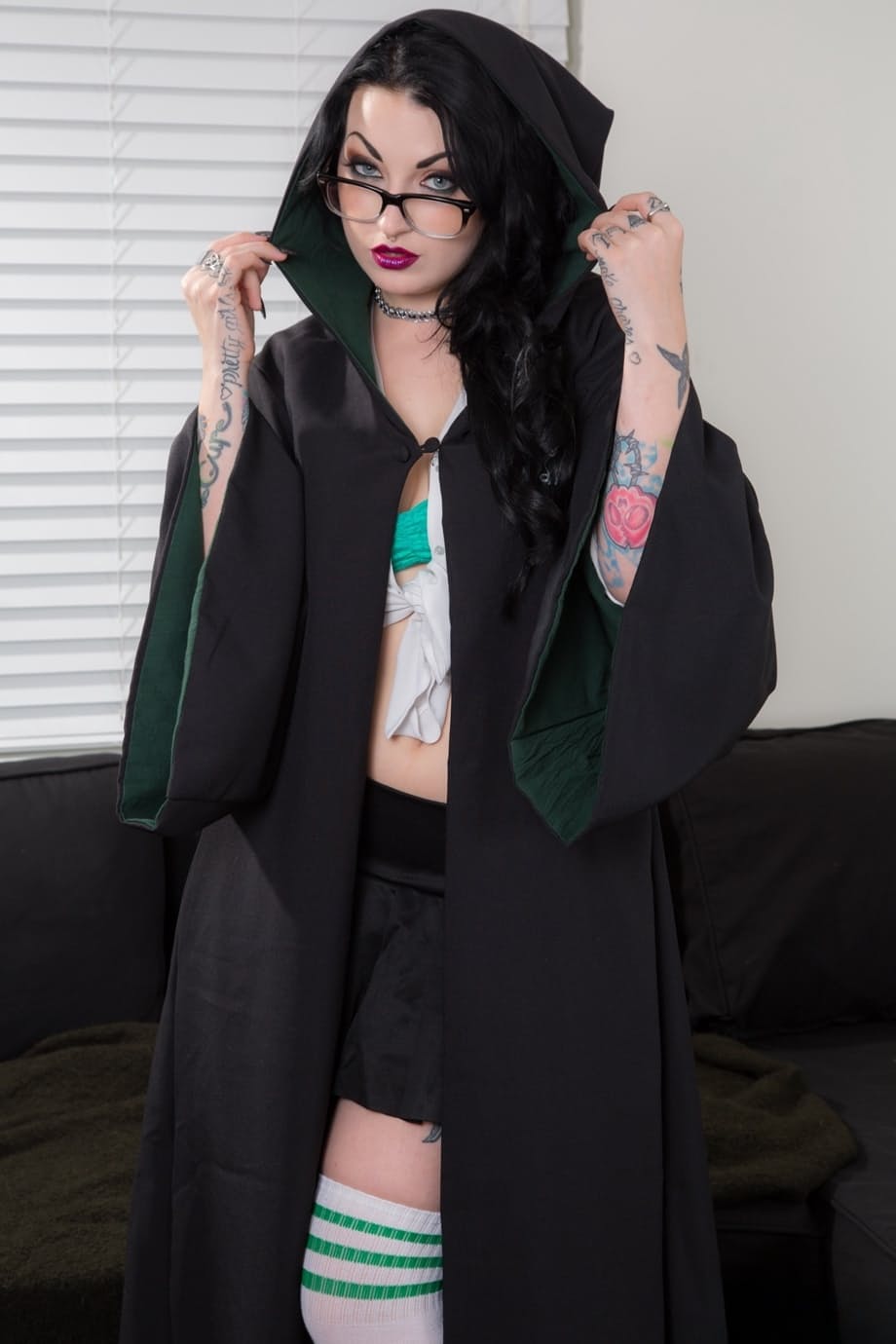 Draven Star se déshabille de son costume de cosplay, exposant ses seins fermes et glissant ses doigts profondément à l'intérieur - 2