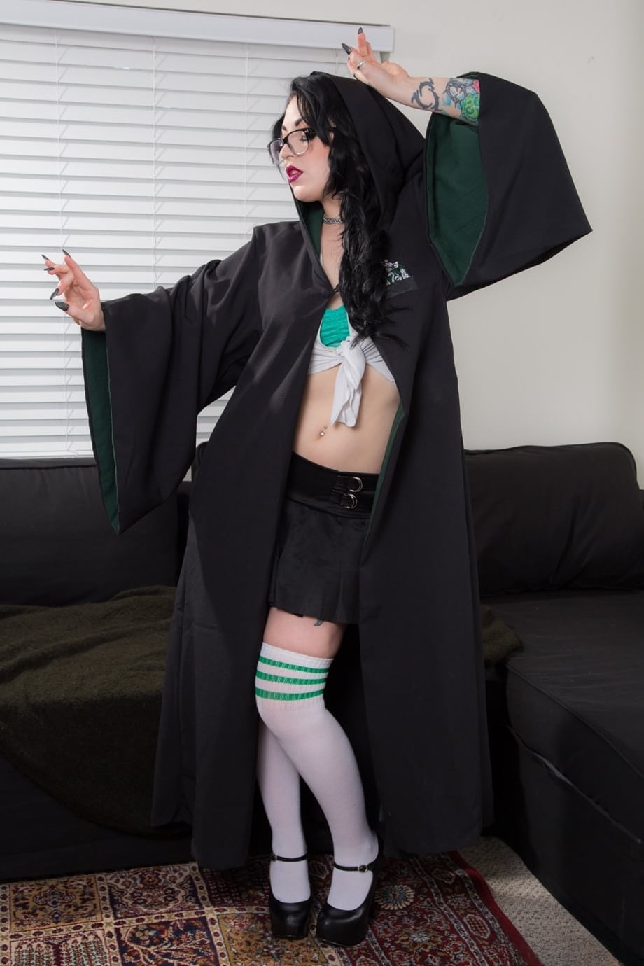 Draven Star se déshabille de son costume de cosplay, exposant ses seins fermes et glissant ses doigts profondément à l'intérieur - 3