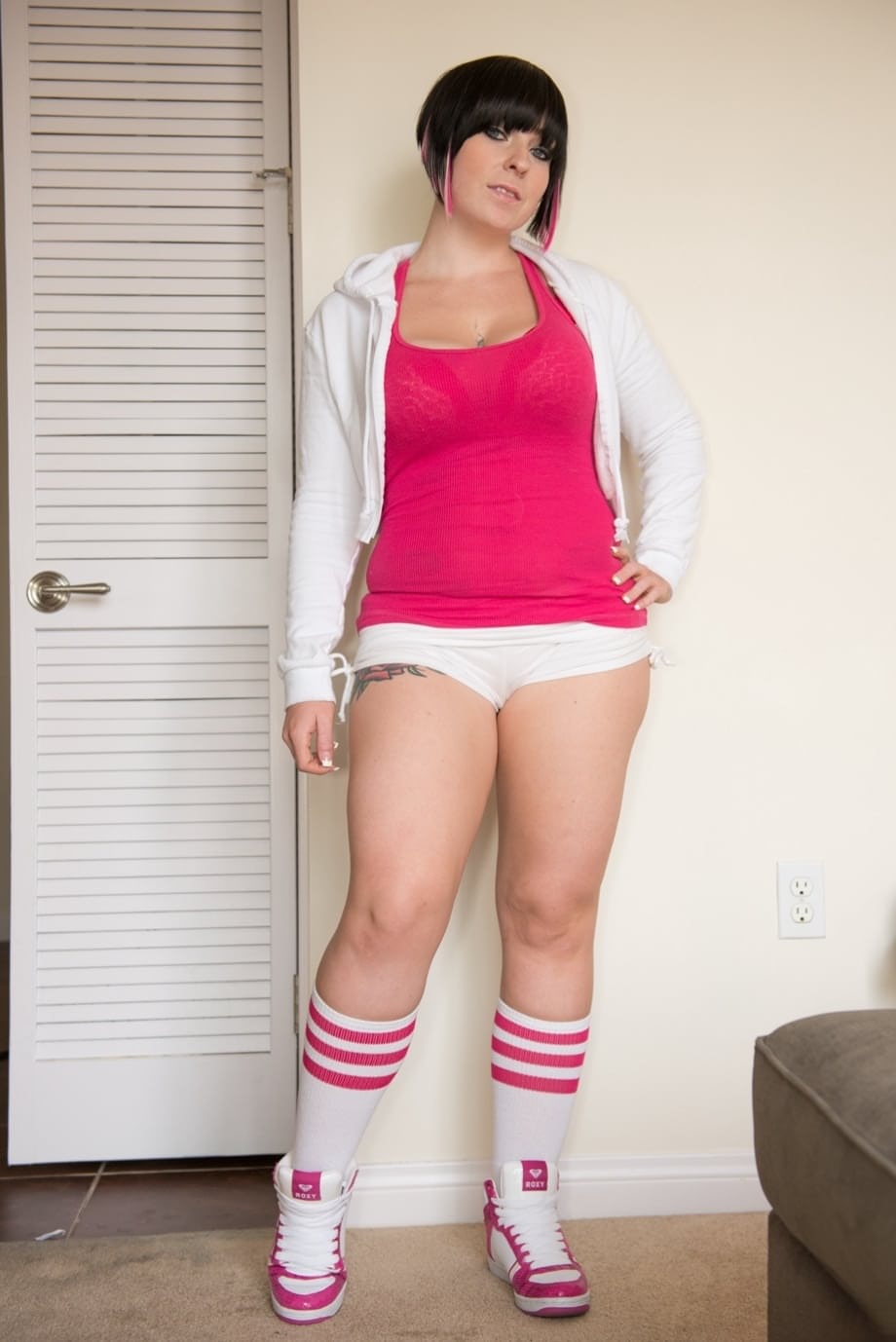 Axis Evol spreads her thick booty and pretty pink pussy for you - 2
