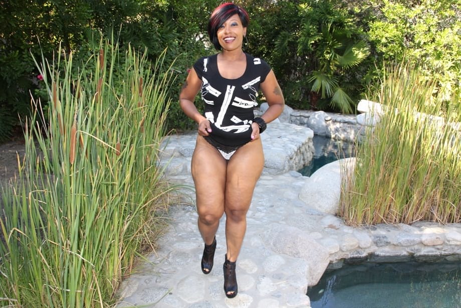 La MILF Cherokee D Ass separa sus jugosas nalgas para el placer del director - 6