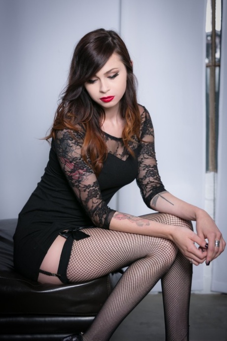 Vera Drake enlève ses bas pour ne plus garder que ses bas et écarte grand sa chatte mouillée d’adolescente - 1