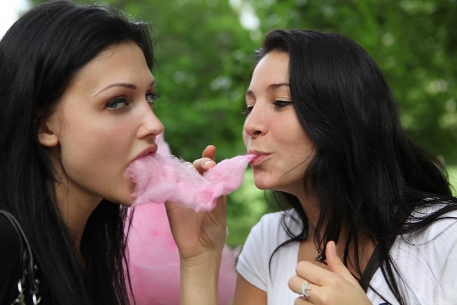 La preciosa morena Aletta Ocean expone sus enormes tetas al aire libre en un atrevido exhibicionismo - 10