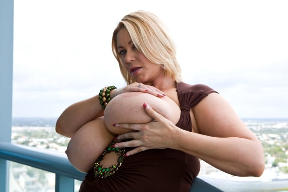 La madura y voluptuosa Samantha 38G muestra sus enormes tetas y se mete los dedos en su jugoso coño - 20