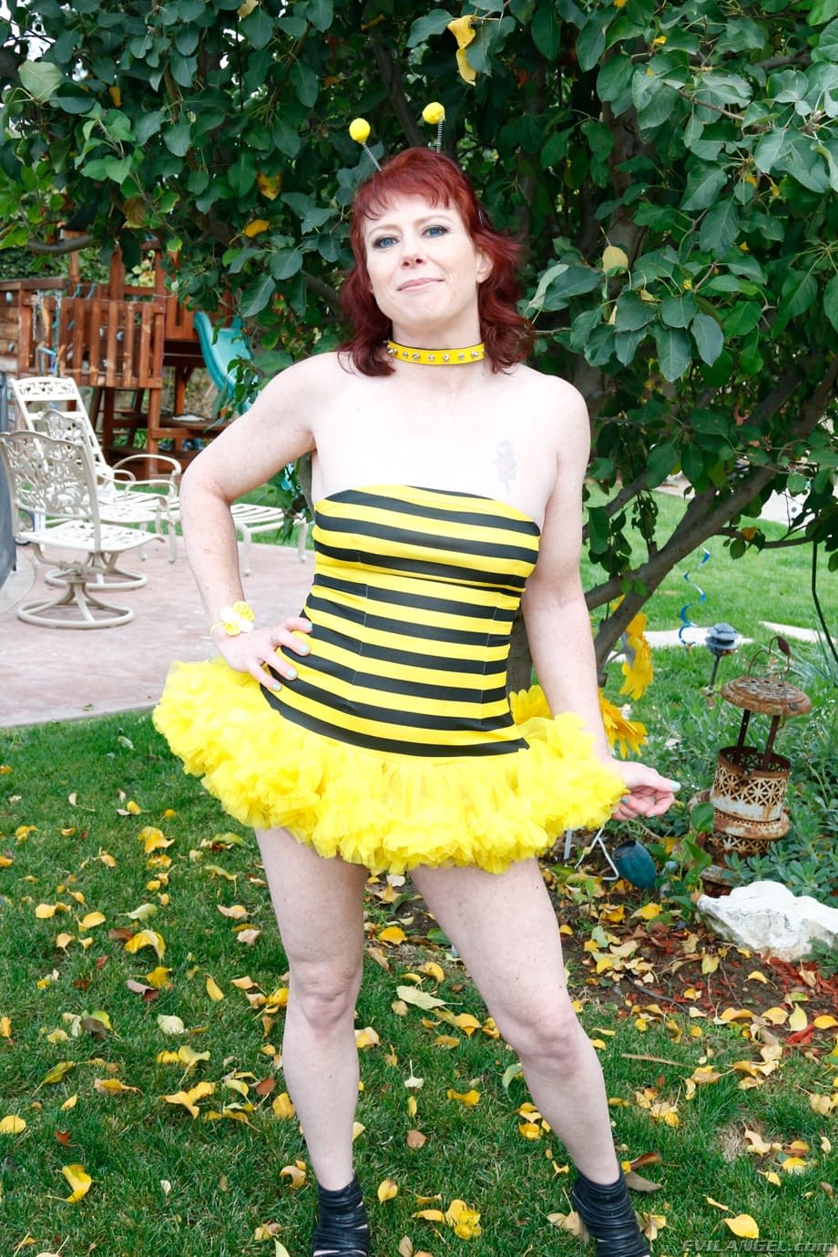 Bee la Matura Giardiniera Vaghina espande la sua fica bagnata e le sue chiappe - 1