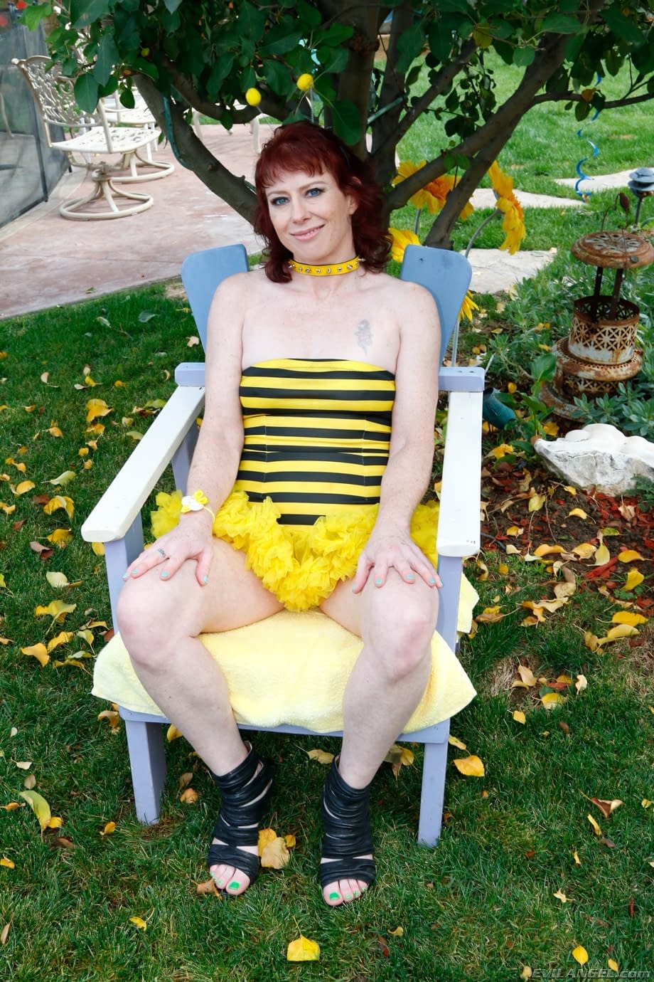 Bee la Matura Giardiniera Vaghina espande la sua fica bagnata e le sue chiappe - 5