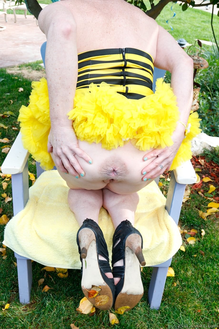 Bee la Matura Giardiniera Vaghina espande la sua fica bagnata e le sue chiappe - 15