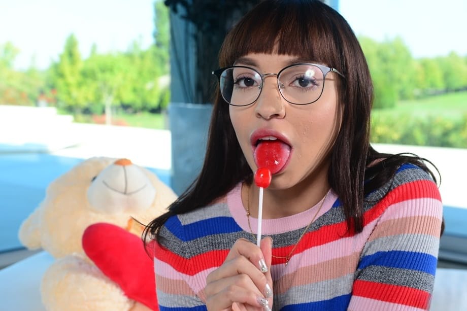 Stallone arrapato martella fino alle palle il suo cazzo succoso nel culo stretto della focosa Latina Matilde Ramos dal fisico curvy - 1