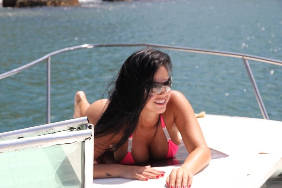 Gina Jolie exposes massive tits and spreads bubble booty outdoors - 5