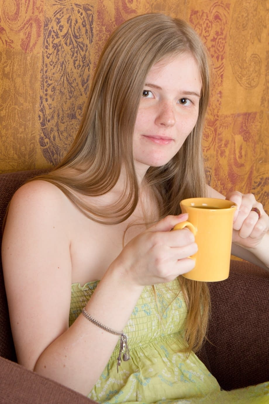 Juliet enlève avec passion sa robe moulante olive, dévoilant son sexe rasé lisse. - 1
