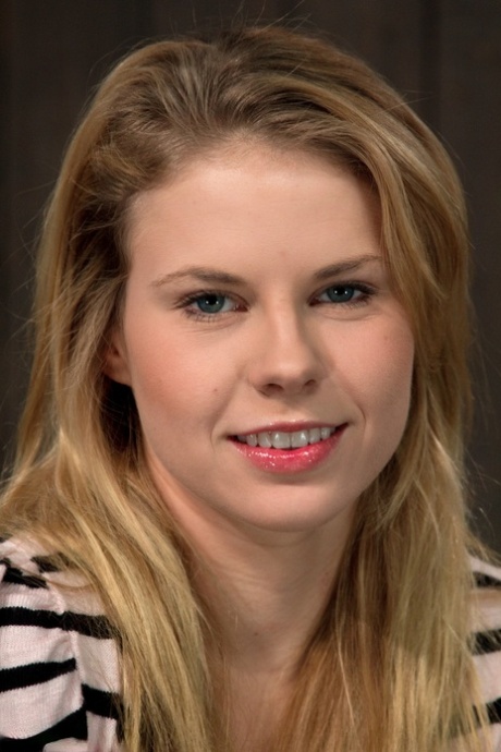 La blonde Tati Russo subit une torture extrême des tétons dans des entraves métalliques brutales - 2