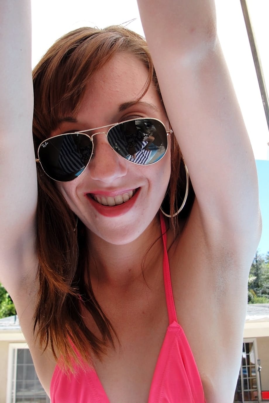 Emma Haize, vêtue d'un bikini, exhibe ses fesses et vénère une queue dehors - 2
