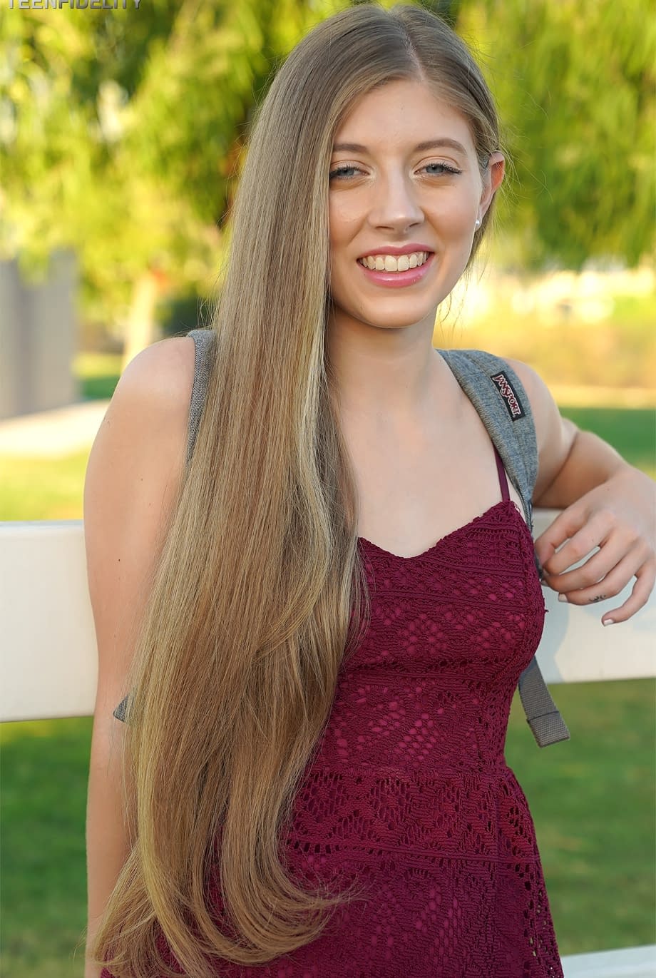Alyce Anderson se desnuda deliciosamente y se abre de piernas al aire libre - 4
