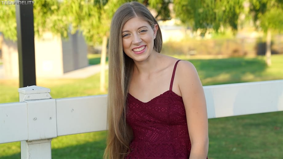 Alyce Anderson se desnuda deliciosamente y se abre de piernas al aire libre - 5