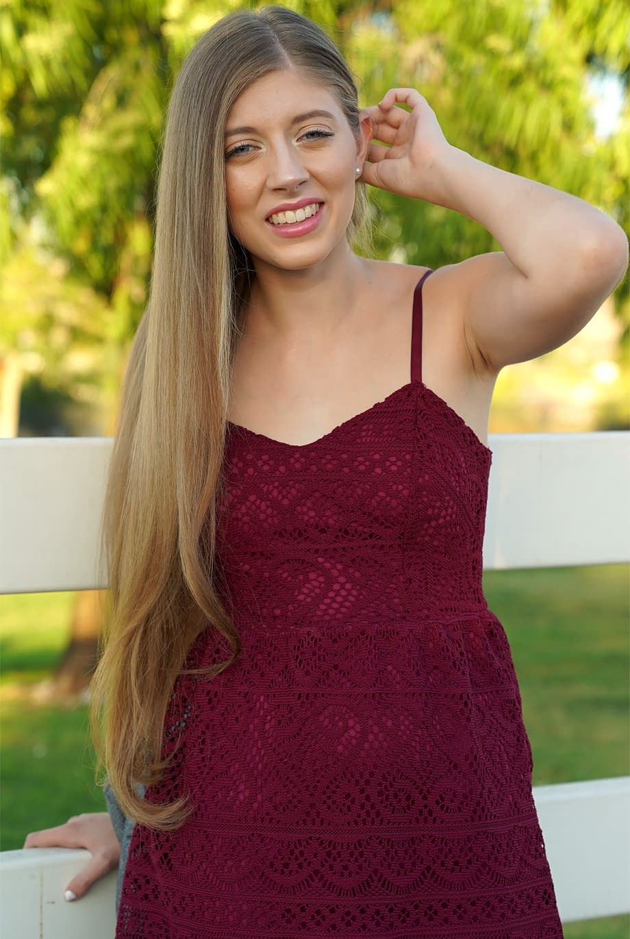 Alyce Anderson se desnuda deliciosamente y se abre de piernas al aire libre - 6