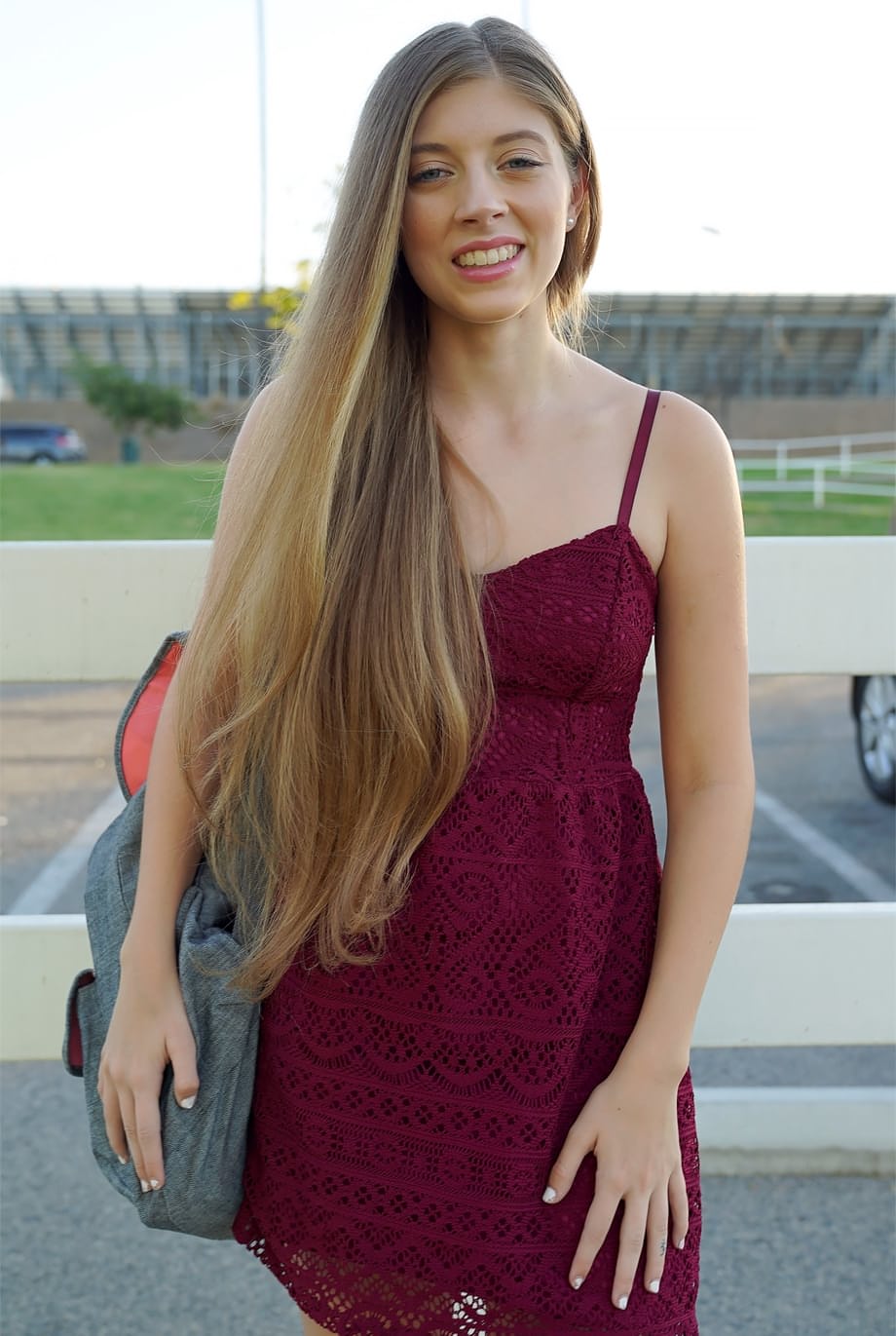 Alyce Anderson se desnuda deliciosamente y se abre de piernas al aire libre - 8