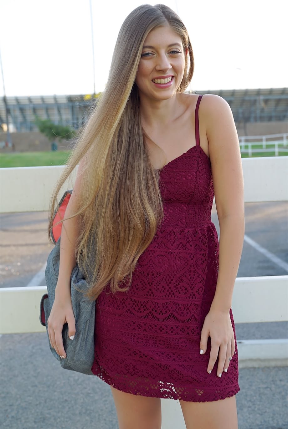 Alyce Anderson se desnuda deliciosamente y se abre de piernas al aire libre - 9