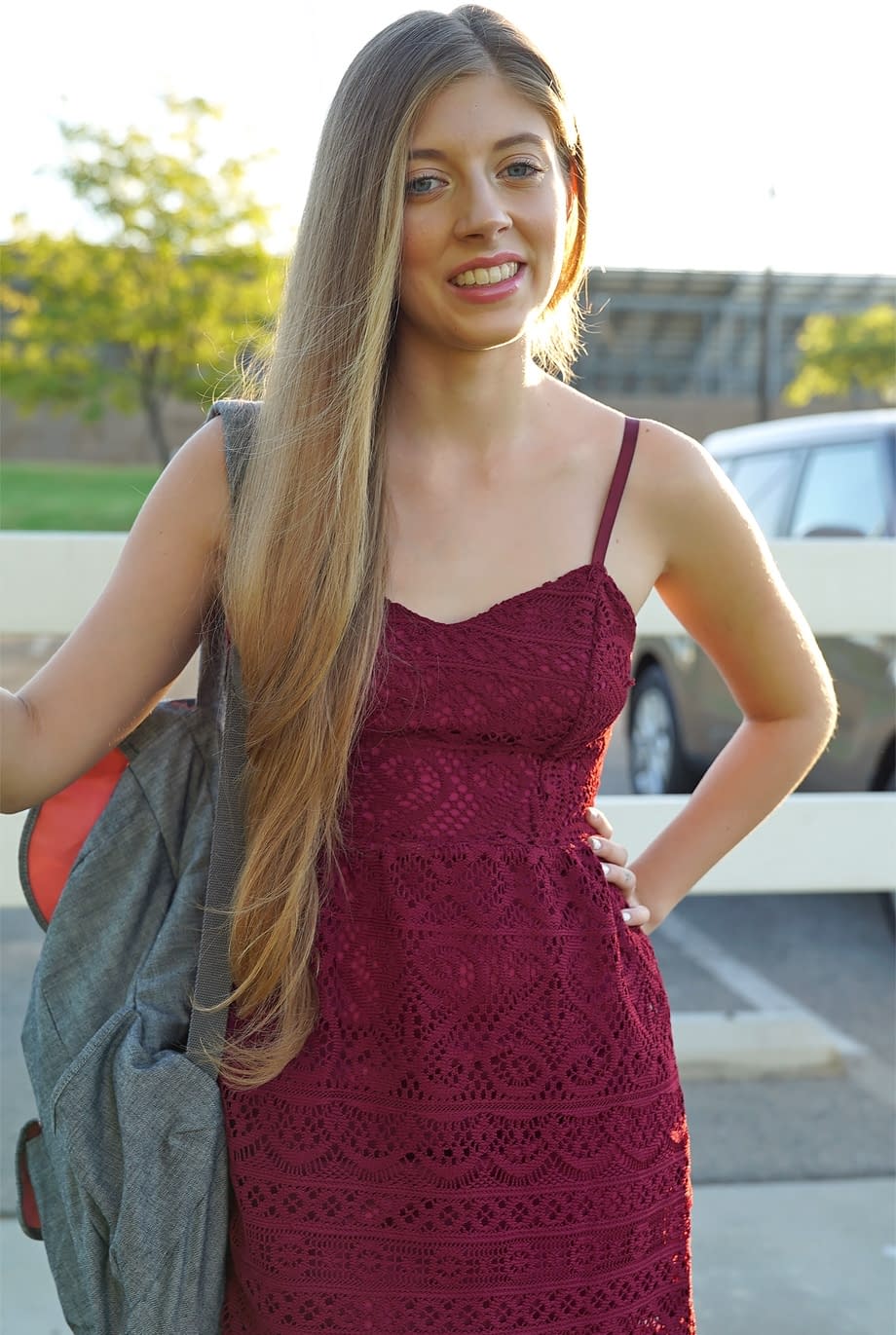 Alyce Anderson se desnuda deliciosamente y se abre de piernas al aire libre - 12