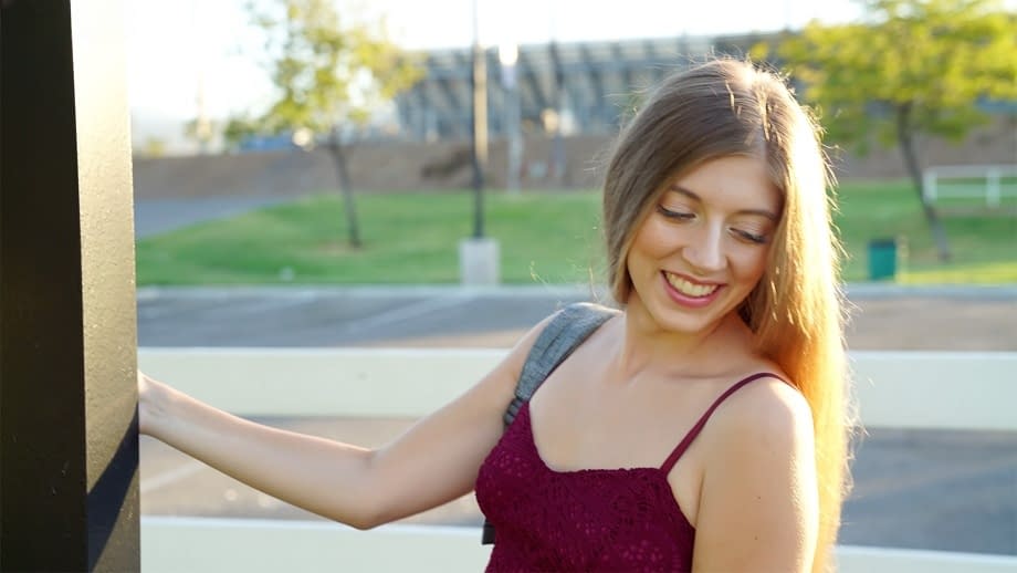 Alyce Anderson se desnuda deliciosamente y se abre de piernas al aire libre - 13