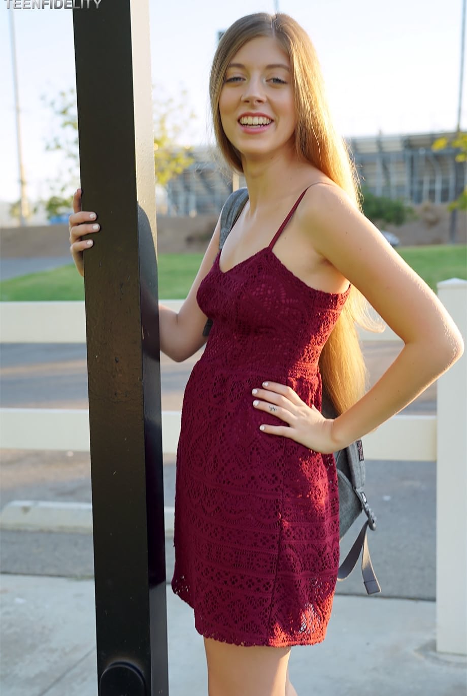 Alyce Anderson se desnuda deliciosamente y se abre de piernas al aire libre - 14