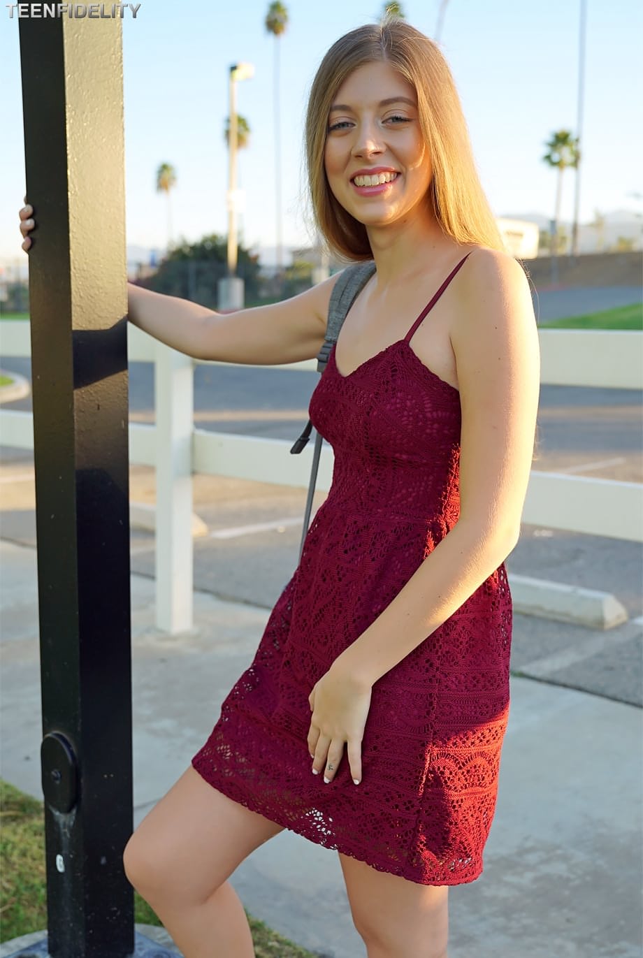Alyce Anderson se desnuda deliciosamente y se abre de piernas al aire libre - 15