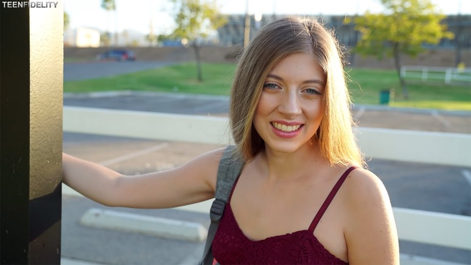 Alyce Anderson se desnuda deliciosamente y se abre de piernas al aire libre - 16