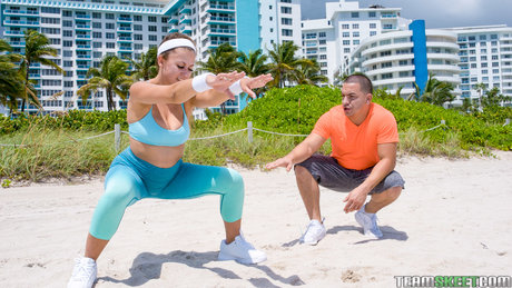 La novata voluptuosa Ivy Rose es follada explícitamente durante su entrenamiento en la playa por su cachondo entrenador. - 4