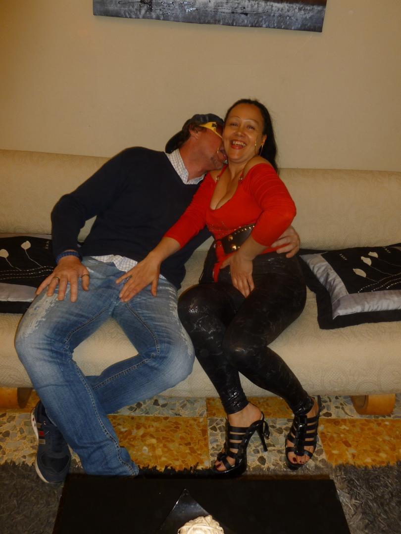 La fica italiana di Andrea B. viene martellata con forza dopo che si spoglia per essere stuzzicata anale con le dita - 2