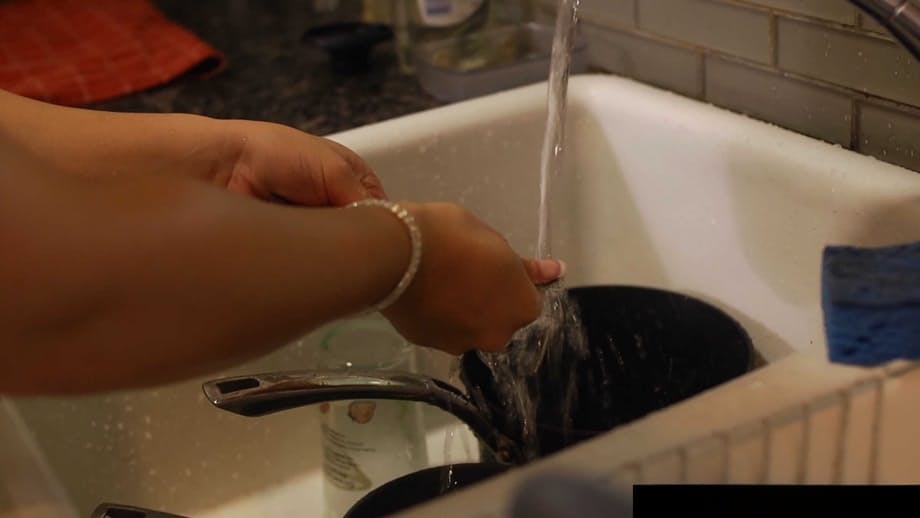 Bella Reese taquine ses courbes généreuses avant d’enfourcher une queue palpitante - 9