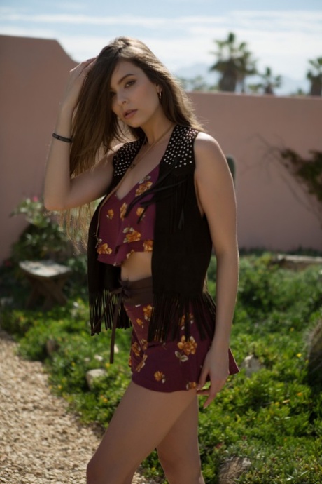 Sexy Lauren Lee strips naked outdoors revealing her perfect juicy tits - 2