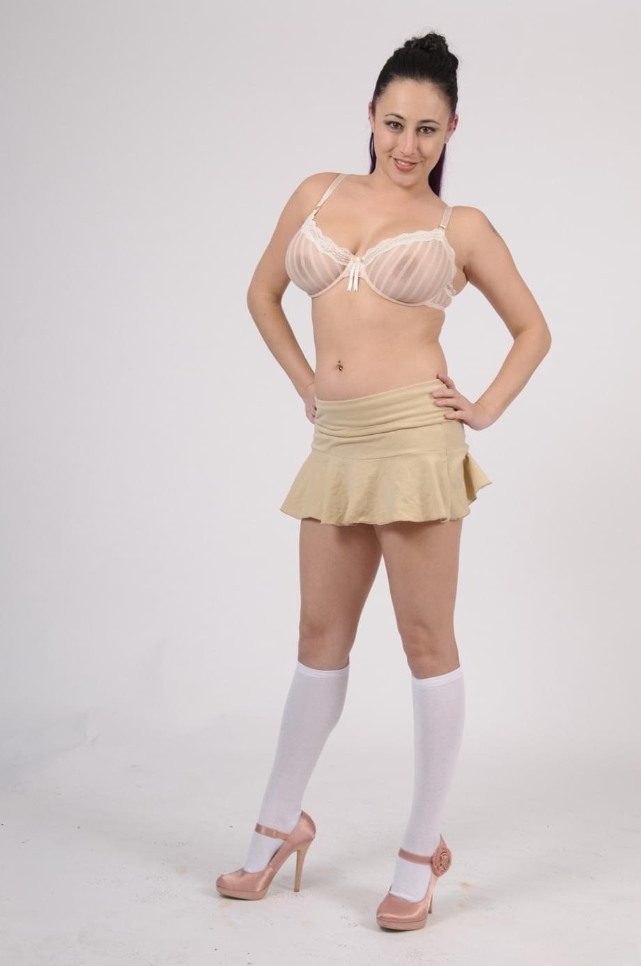 Sonya Sage seduce de forma provocadora mostrando cada centímetro de su voluptuoso cuerpo desnudo en solitario - 5