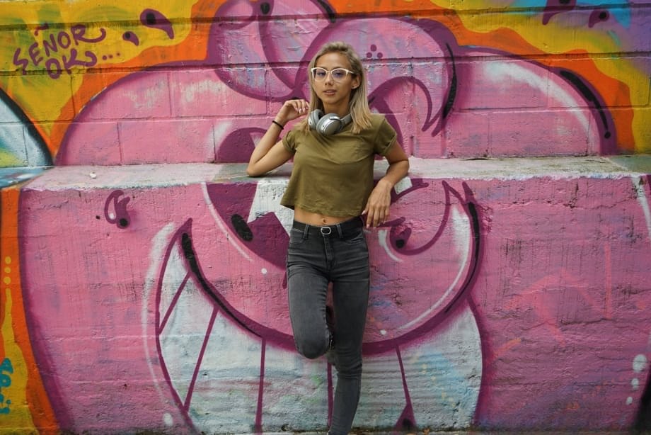 Veronica Leal enticing exhibition on car hood wearing green top and form-fitting jeans - 5