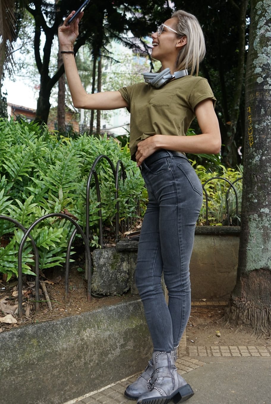 Veronica Leal enticing exhibition on car hood wearing green top and form-fitting jeans - 9