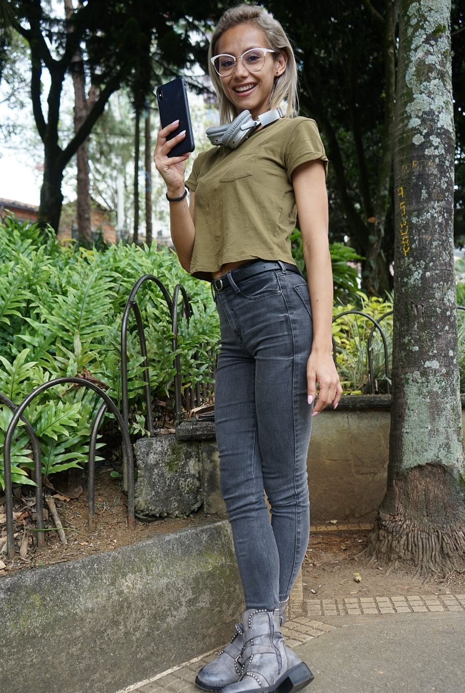 Veronica Leal enticing exhibition on car hood wearing green top and form-fitting jeans - 10