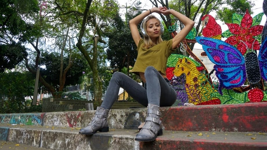 Veronica Leal enticing exhibition on car hood wearing green top and form-fitting jeans - 11