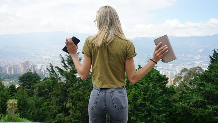 Veronica Leal enticing exhibition on car hood wearing green top and form-fitting jeans - 16