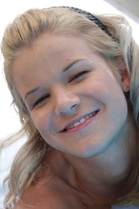 Bianca Lovely mette in mostra le sue tette sode e il suo caldo culetto da teen a bordo piscina - 20