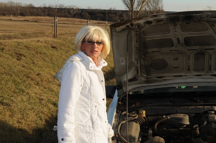 Horny blond granny Margarette spreads wide for wild pussy pounding from a car window - 1