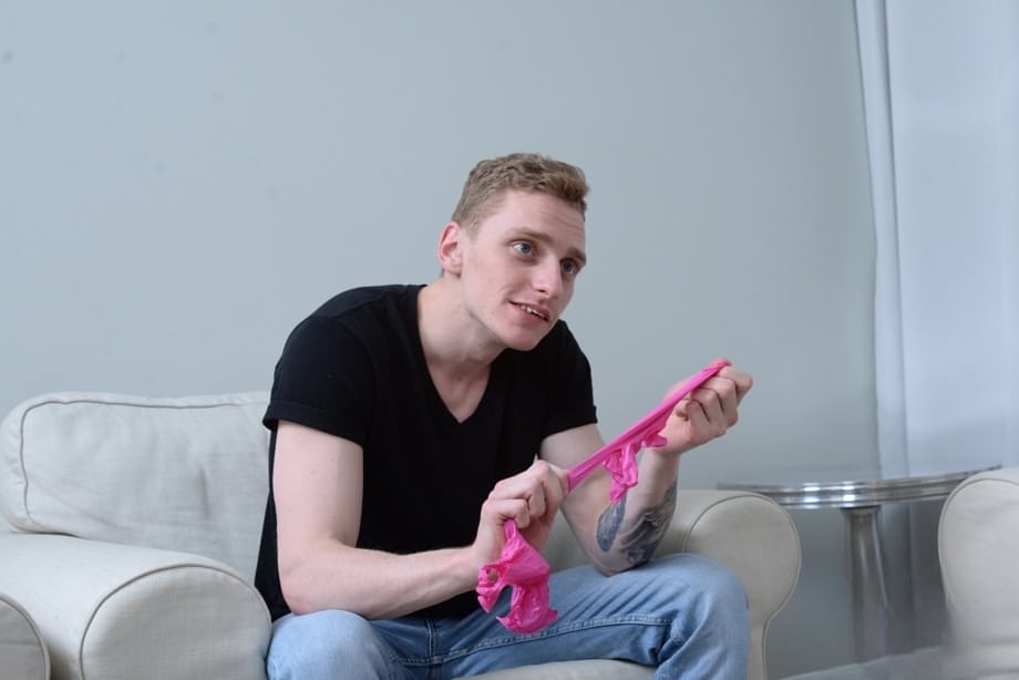 Petite rousse sissy Lottie Magne prise en flagrant délit de baiser son amant pendant que son cocu regarde, impuissant. - 2