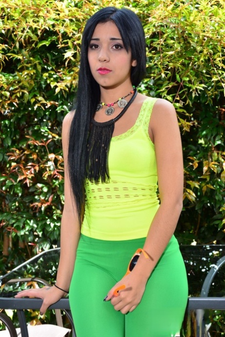 Aceitada y deseosa, Ariana provoca con sus redondas nalgas latinas goteantes en alto - 2
