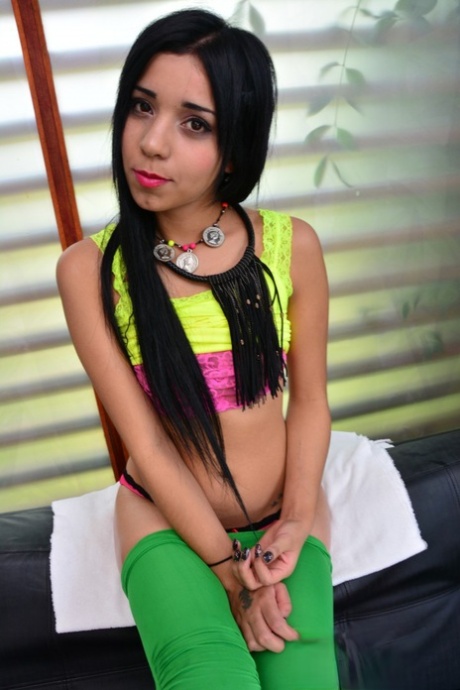 Aceitada y deseosa, Ariana provoca con sus redondas nalgas latinas goteantes en alto - 17