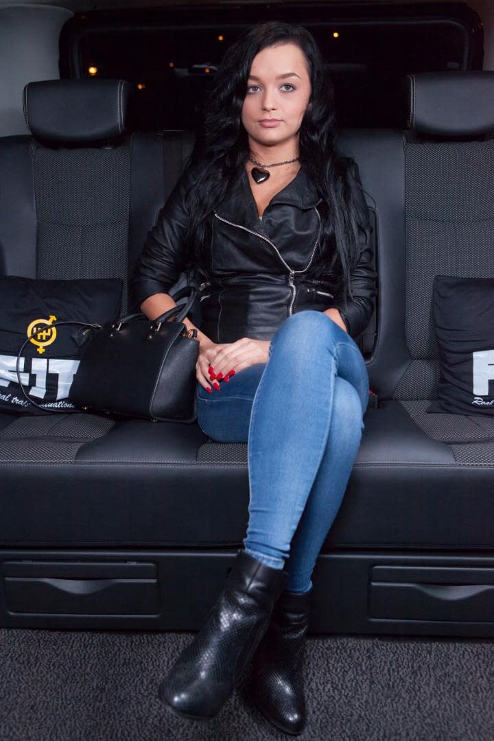 Daphne Klyde offre il più bollente e rapido amplesso sui sedili posteriori al suo focoso autista di taxi - 1