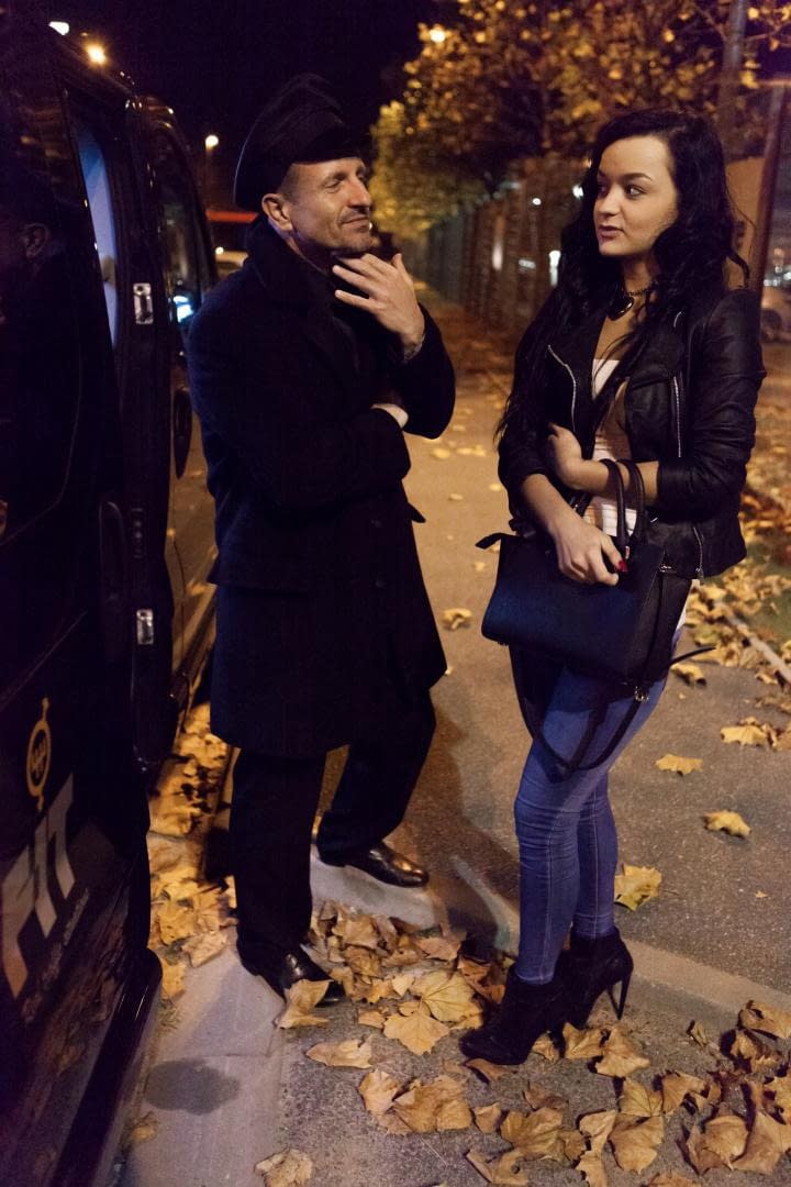 Daphne Klyde offre il più bollente e rapido amplesso sui sedili posteriori al suo focoso autista di taxi - 2