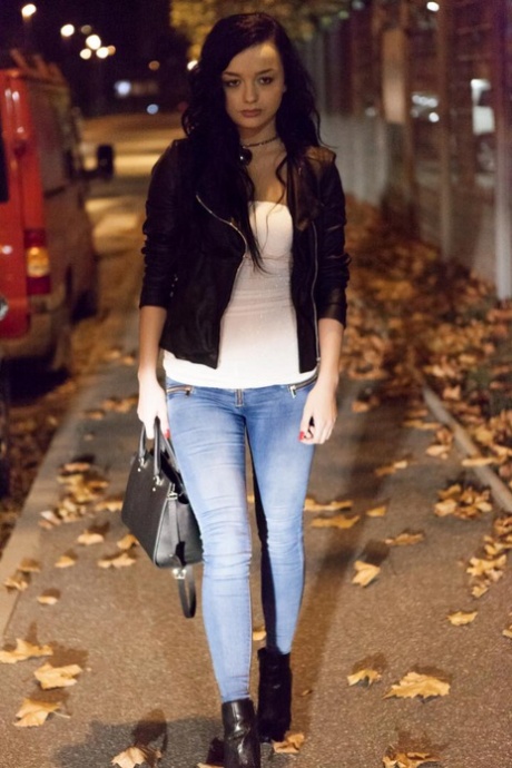 Daphne Klyde offre il più bollente e rapido amplesso sui sedili posteriori al suo focoso autista di taxi - 4