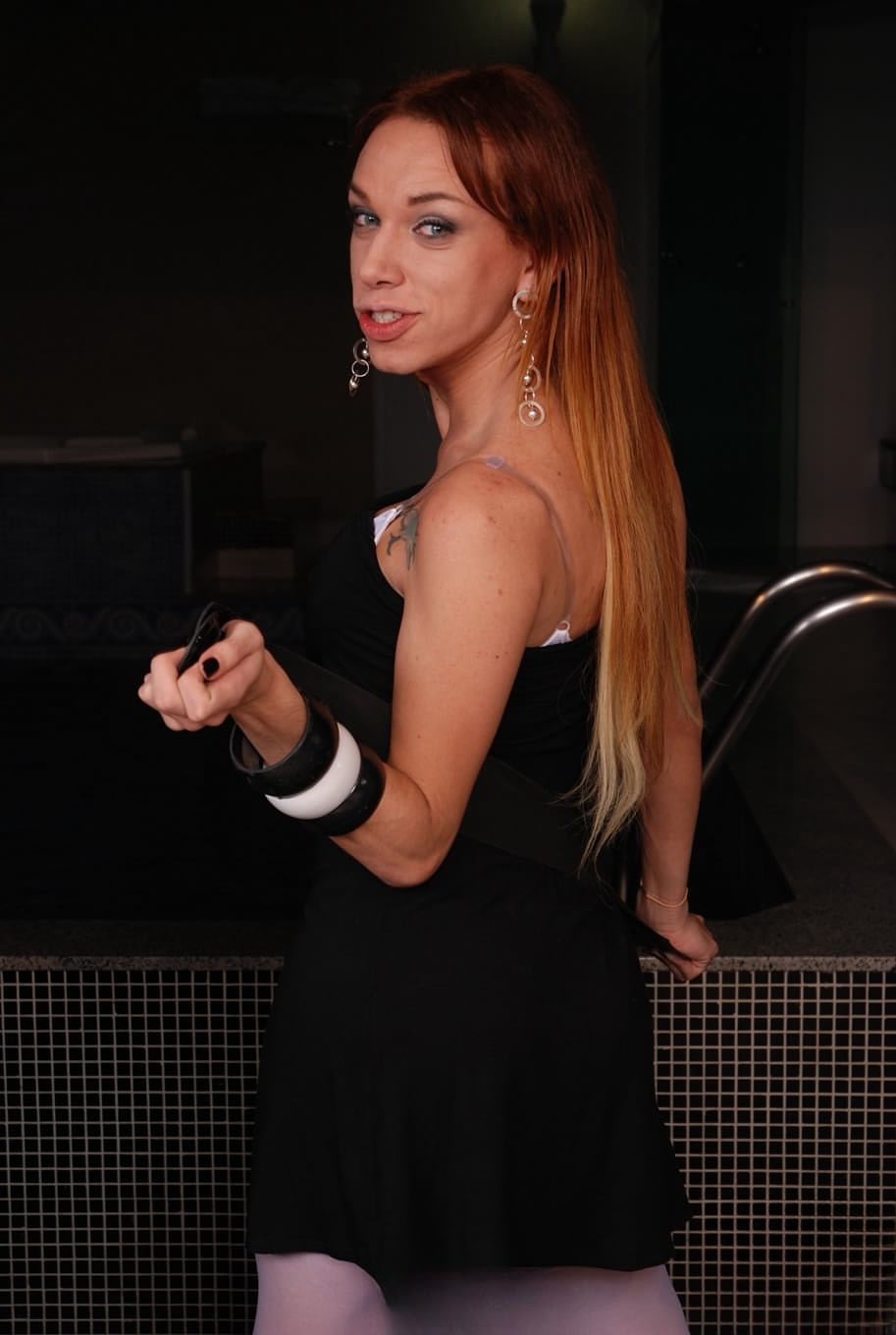 La sensuelle Carol Vendramini libère sa passion shemale rousse dans de fins bas blancs transparents tout en se caressant sauvagement - 7